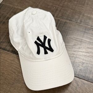 WOMEN  NY Yankee cap White Cap with Black Logo